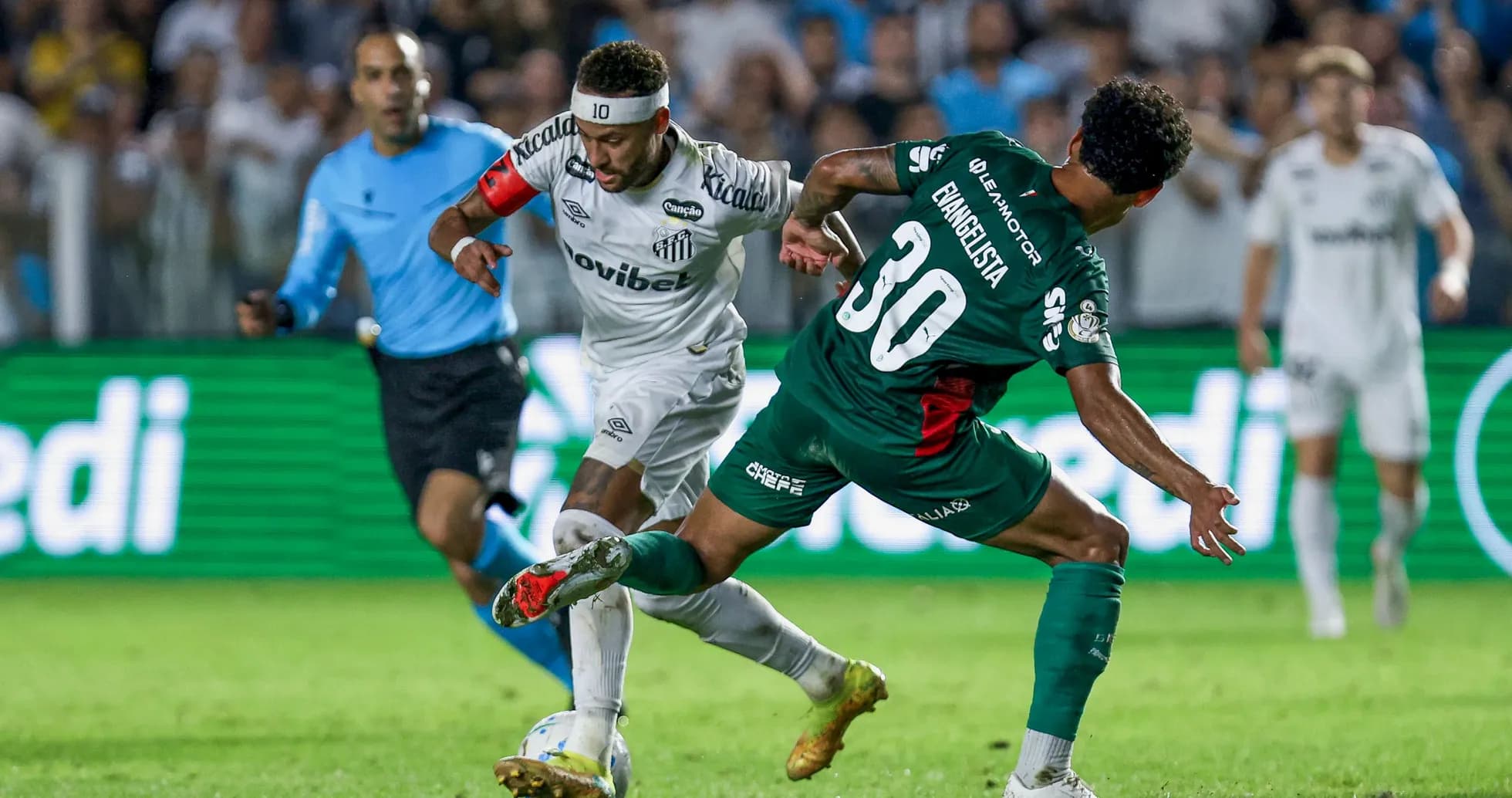 Jugador de Santos eludiendo a rival durante el partido Jugador de Santos eludiendo a rival durante el partido