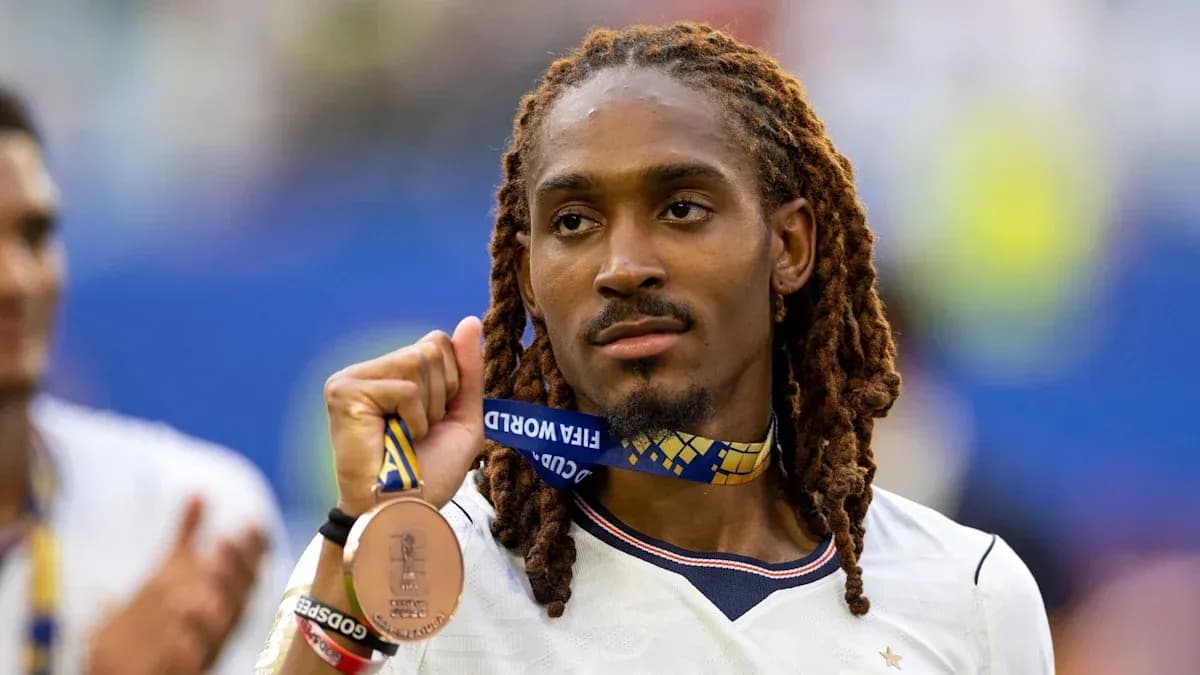 Jugador sosteniendo medalla de bronce después del partido Jugador sosteniendo medalla de bronce después del partido