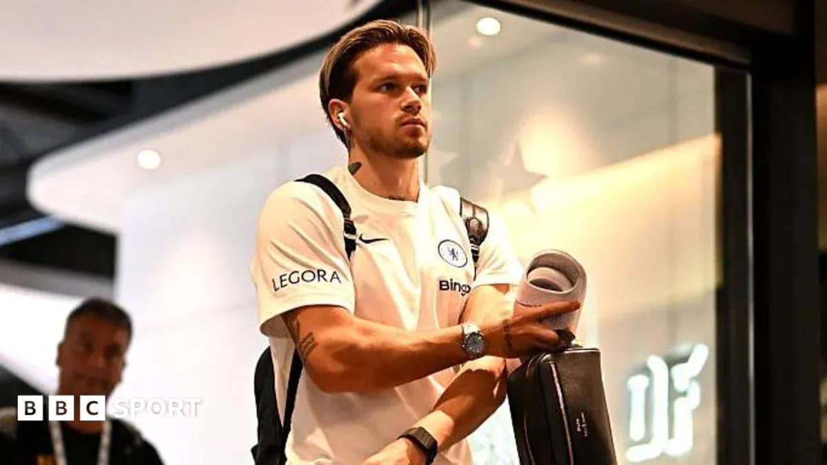 Jugador de Chelsea llegando con equipaje en mano Jugador de Chelsea llegando con equipaje en mano