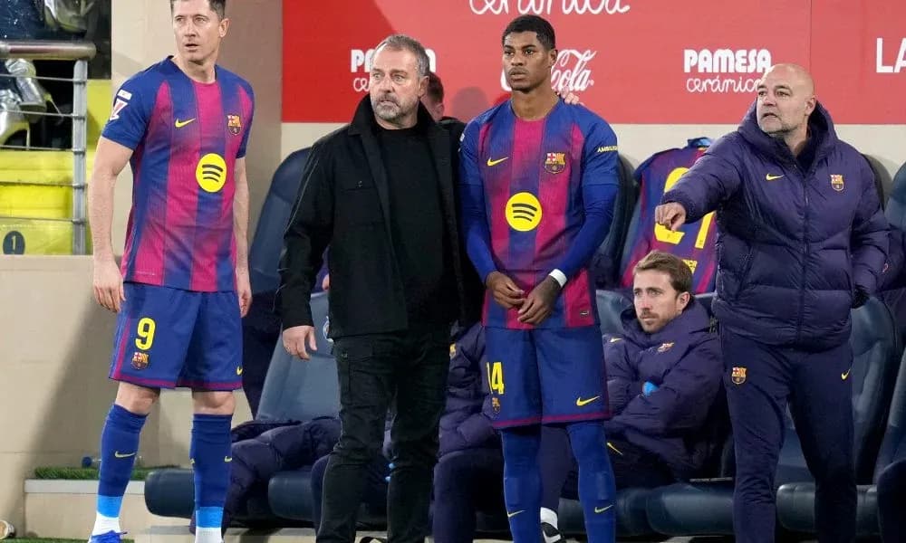 Jugadores y cuerpo técnico de Barcelona en el banquillo Jugadores y cuerpo técnico de Barcelona en el banquillo