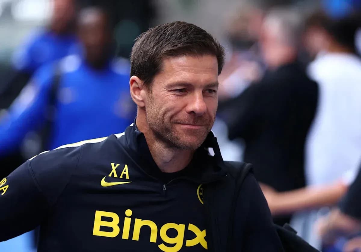 Entrenador sonriendo en el estadio antes del partido Entrenador sonriendo en el estadio antes del partido