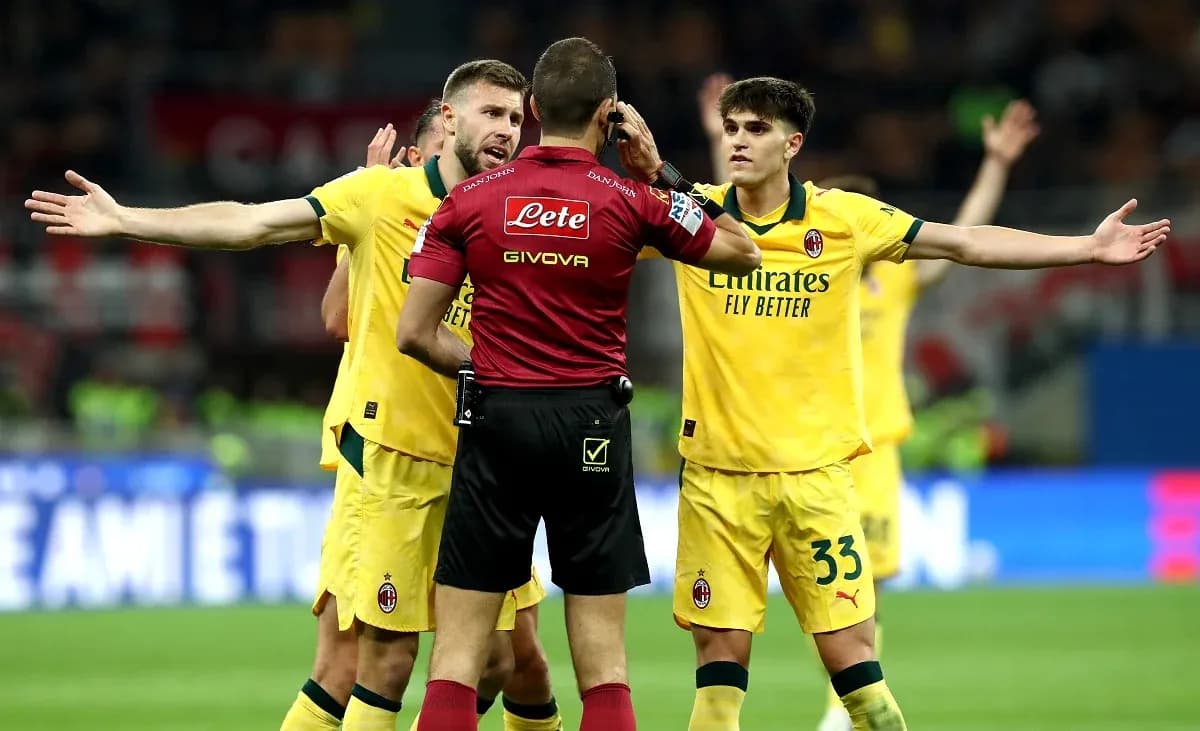 Jugadores de AC Milan discutiendo con el árbitro Jugadores de AC Milan discutiendo con el árbitro