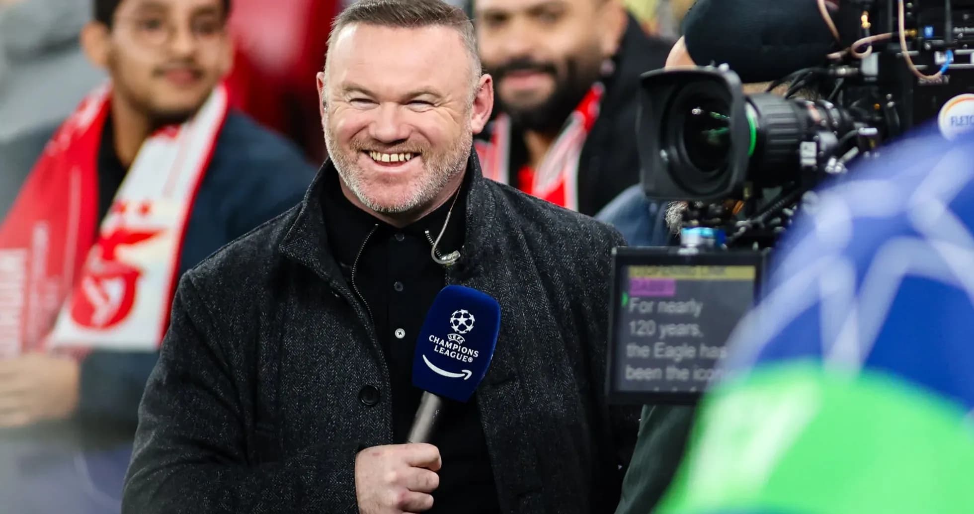 Presentador sonriendo en evento de Champions League Presentador sonriendo en evento de Champions League
