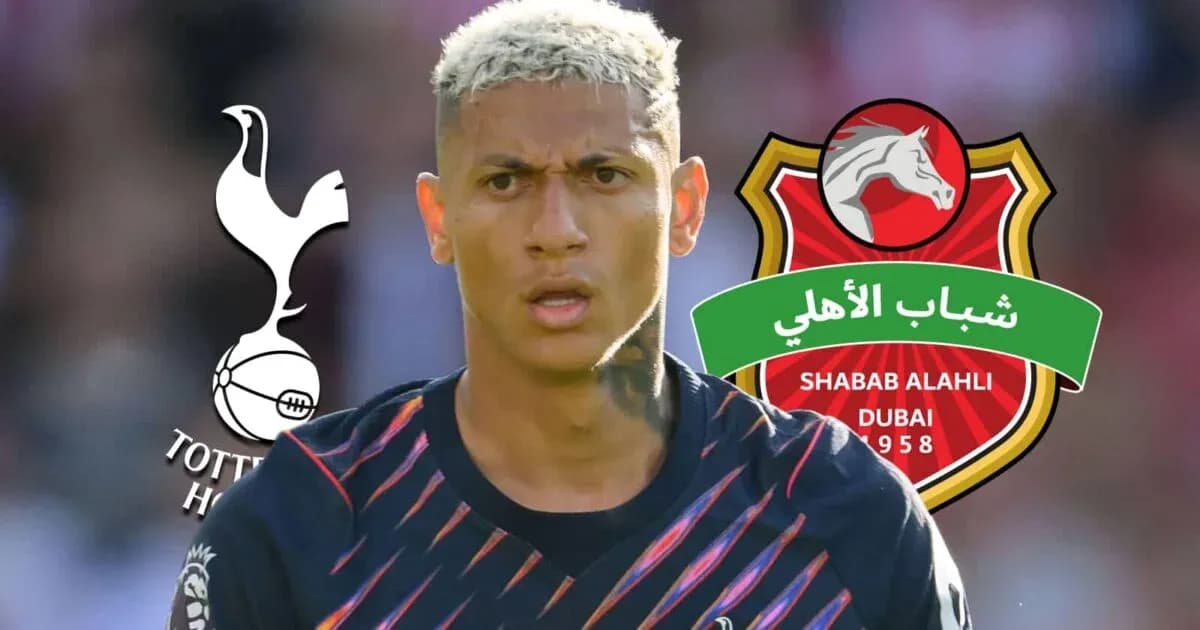 Jugador de fútbol con logos de Tottenham y Shabab Al Ahli Jugador de fútbol con logos de Tottenham y Shabab Al Ahli