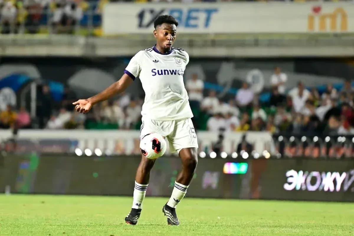 Jugador de Anderlecht controlando el balón en el campo Jugador de Anderlecht controlando el balón en el campo