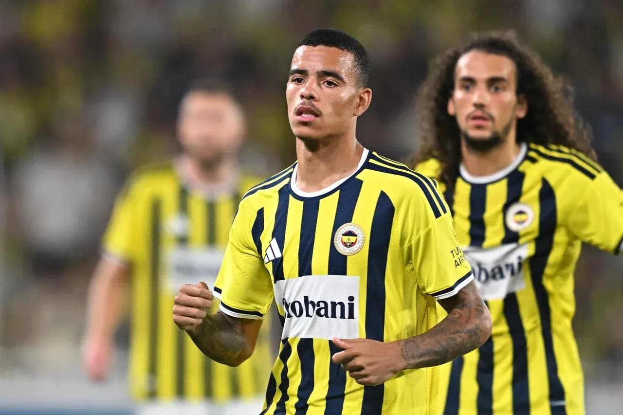 Jugador de Fenerbahçe en partido de fútbol Jugador de Fenerbahçe en partido de fútbol