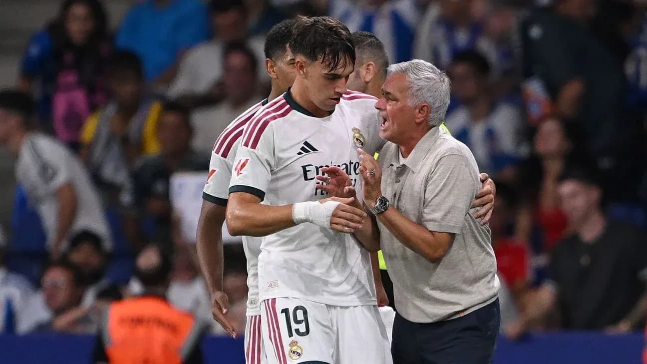 Entrenador hablando con jugador de Real Madrid durante partido Entrenador hablando con jugador de Real Madrid durante partido