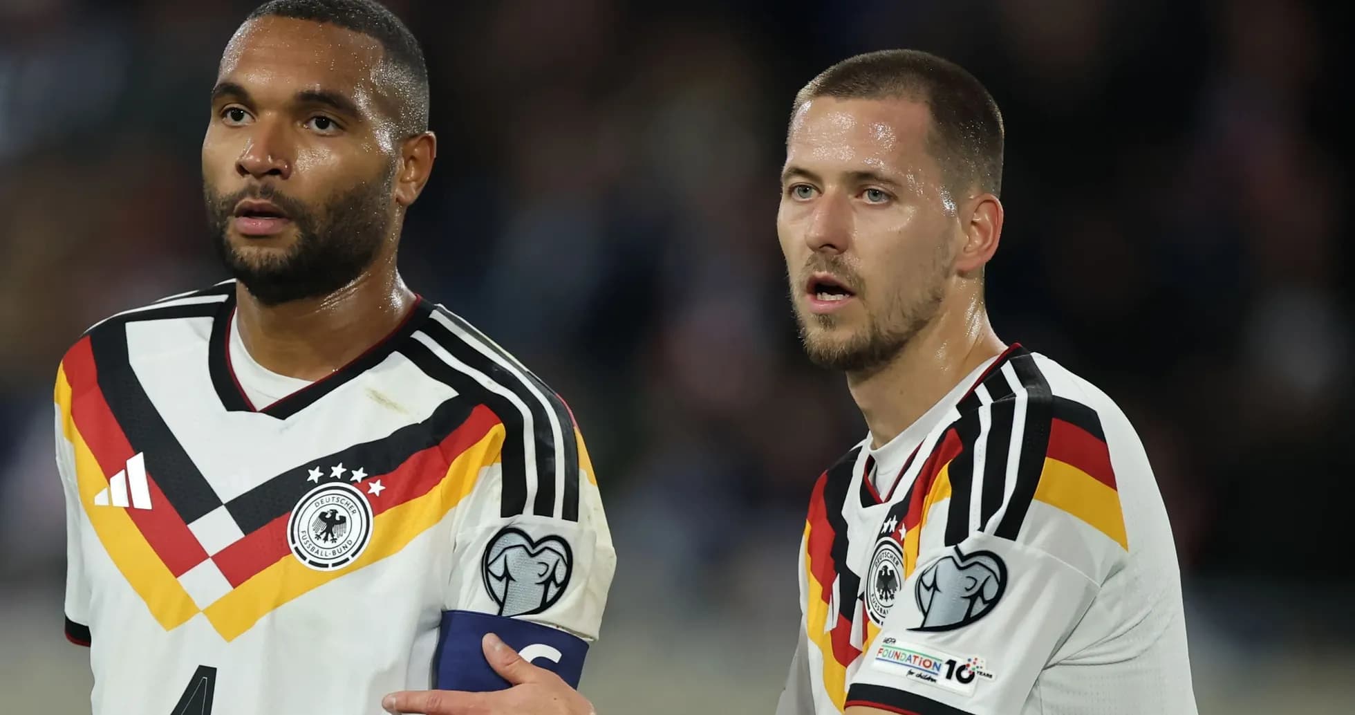 Dos jugadores de Alemania en el campo durante un partido Dos jugadores de Alemania en el campo durante un partido