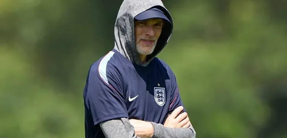 Entrenador de Inglaterra con capucha en el campo Entrenador de Inglaterra con capucha en el campo