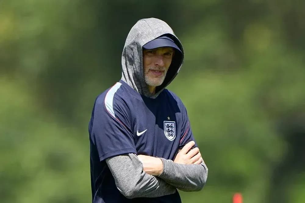 Entrenador de Inglaterra con capucha en el campo Entrenador de Inglaterra con capucha en el campo