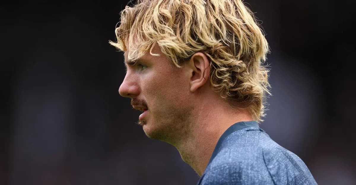 Jugador con cabello rizado en perfil durante partido Jugador con cabello rizado en perfil durante partido