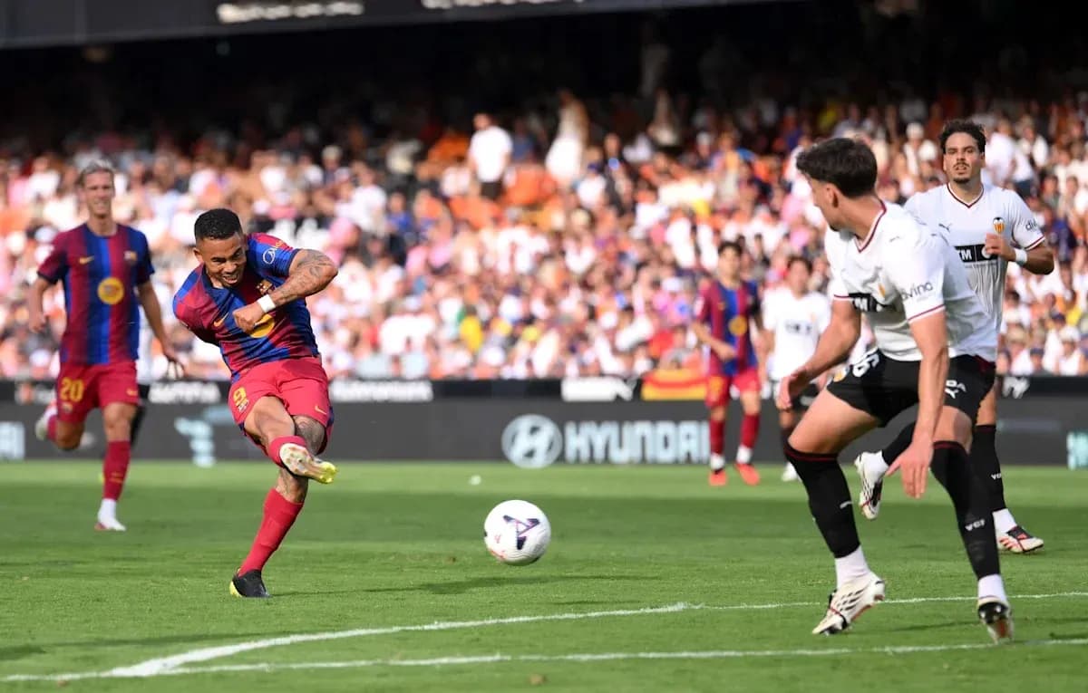 Jugador de Barcelona disparando a puerta durante el partido Jugador de Barcelona disparando a puerta durante el partido