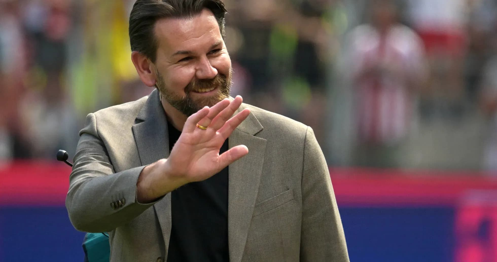 Hombre saludando en un evento deportivo Hombre saludando en un evento deportivo