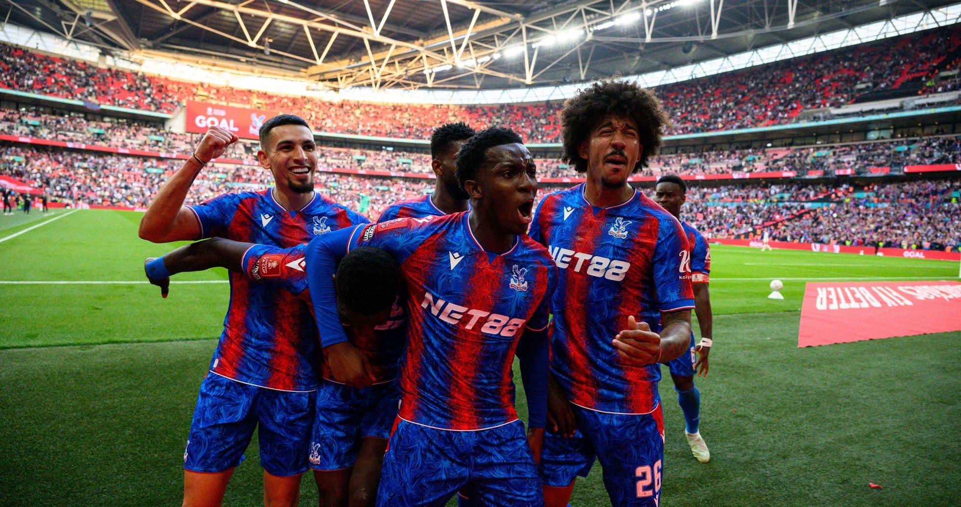 Jugadores de Crystal Palace celebrando un gol en Wembley Jugadores de Crystal Palace celebrando un gol en Wembley