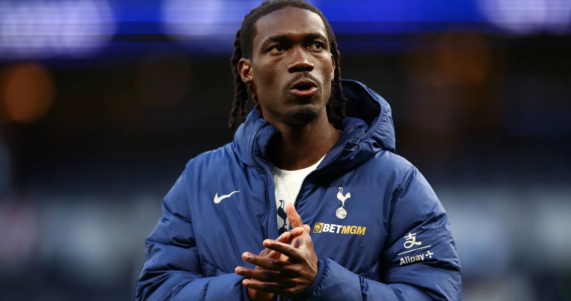 Jugador de Tottenham con chaqueta en el campo Jugador de Tottenham con chaqueta en el campo