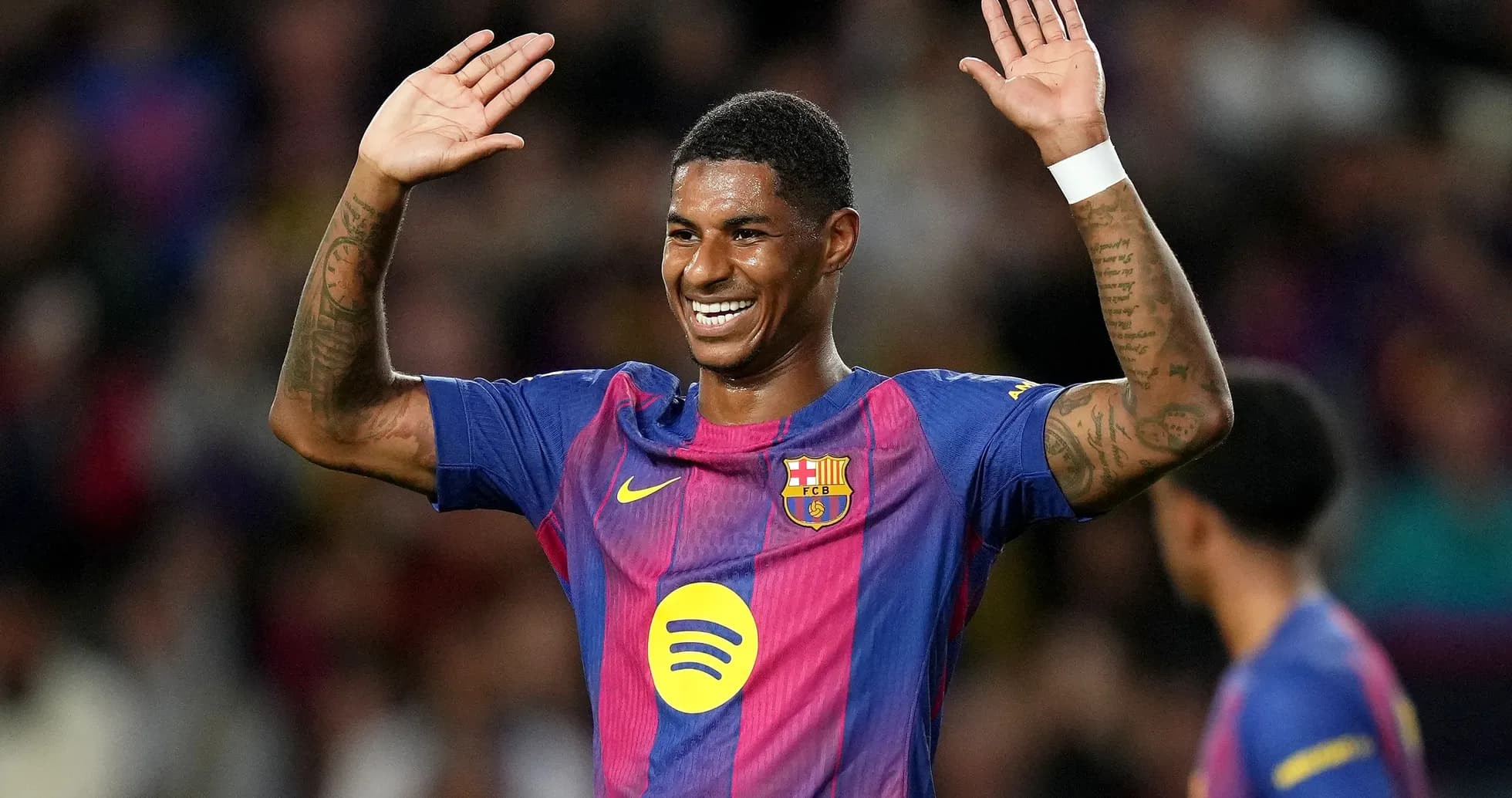 Jugador del Barcelona saludando al público en el estadio Jugador del Barcelona saludando al público en el estadio