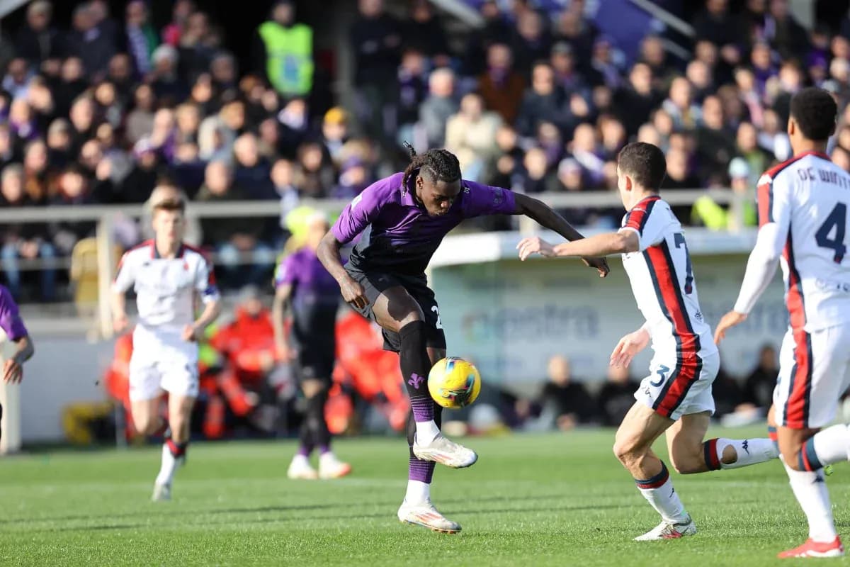 Jugador de Fiorentina controla el balón contra Genoa Jugador de Fiorentina controla el balón contra Genoa