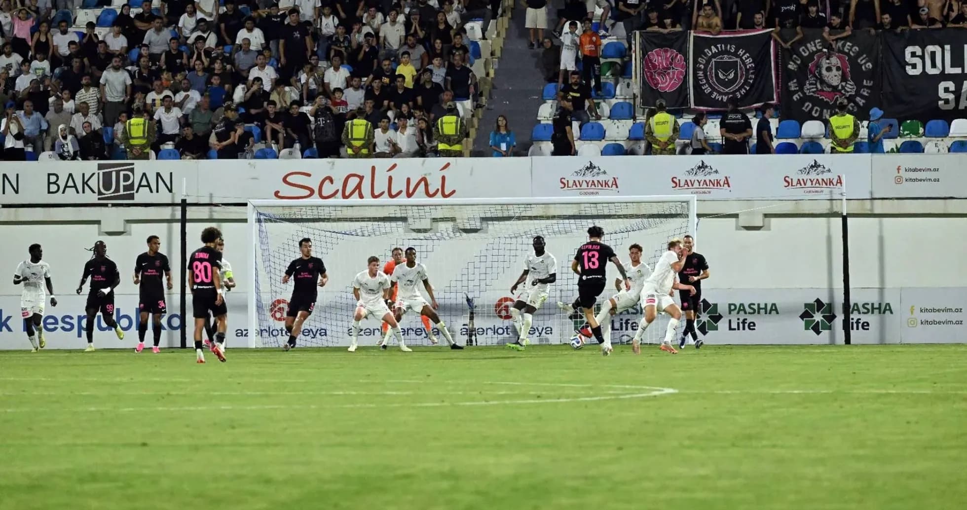 Acción de juego entre KuPS y Sabah FA Acción de juego entre KuPS y Sabah FA