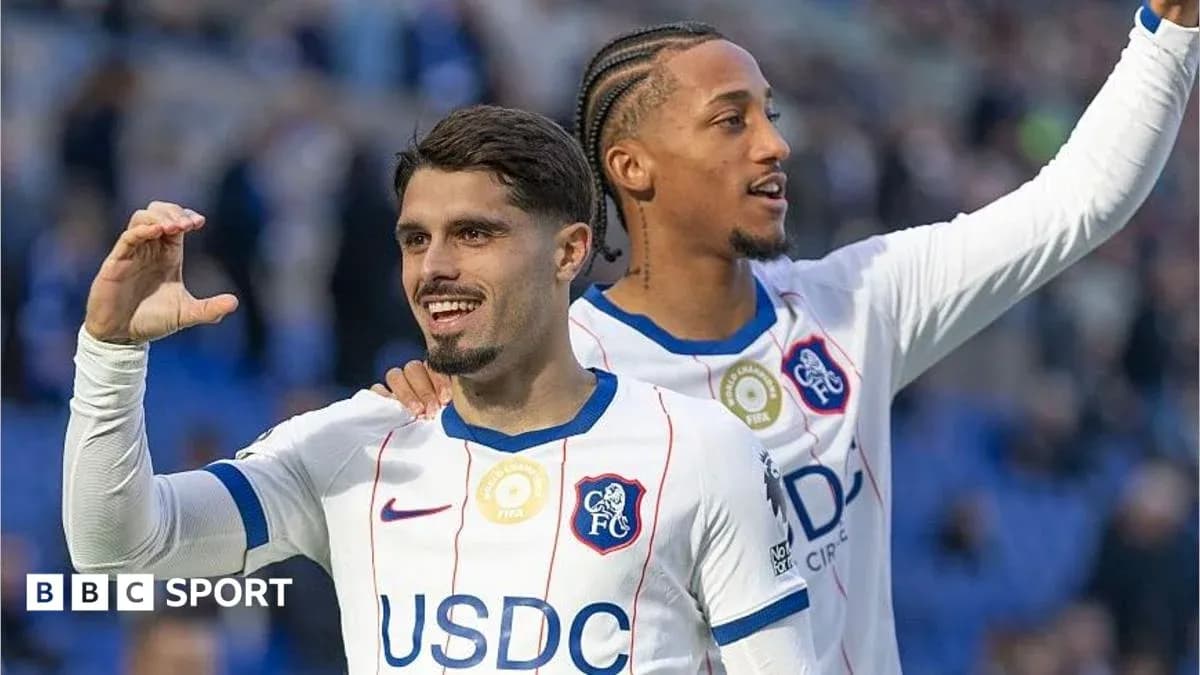 Jugadores de Chelsea celebrando en el campo Jugadores de Chelsea celebrando en el campo