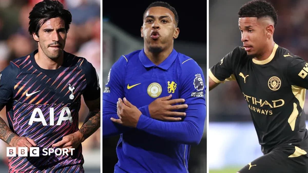 Tres jugadores de fútbol en acción durante el partido Tres jugadores de fútbol en acción durante el partido