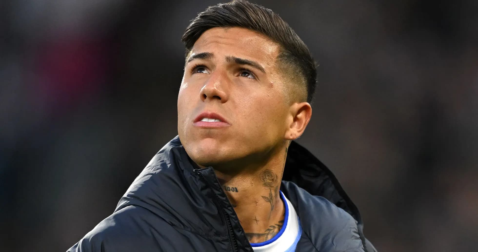 Jugador mirando hacia arriba en el campo Jugador mirando hacia arriba en el campo