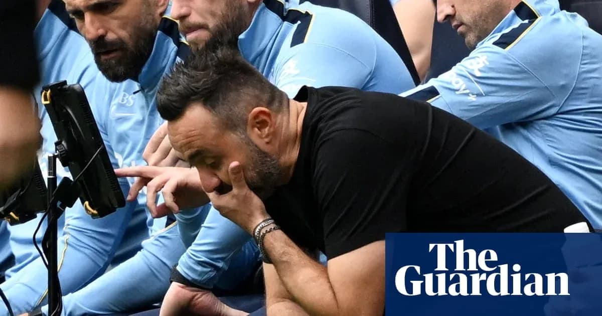 Entrenador preocupado sentado en el banquillo Entrenador preocupado sentado en el banquillo