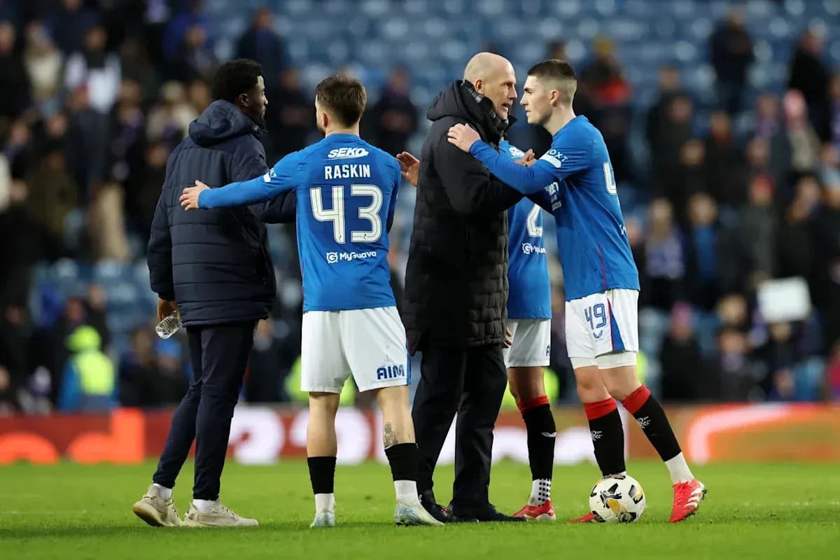 Jugadores del Rangers interactuando con el entrenador tras el partido Jugadores del Rangers interactuando con el entrenador tras el partido