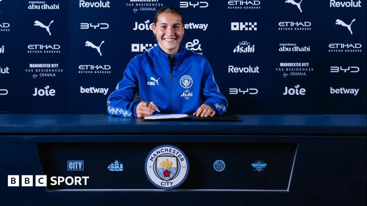 Jugadora firmando contrato con Manchester City Jugadora firmando contrato con Manchester City