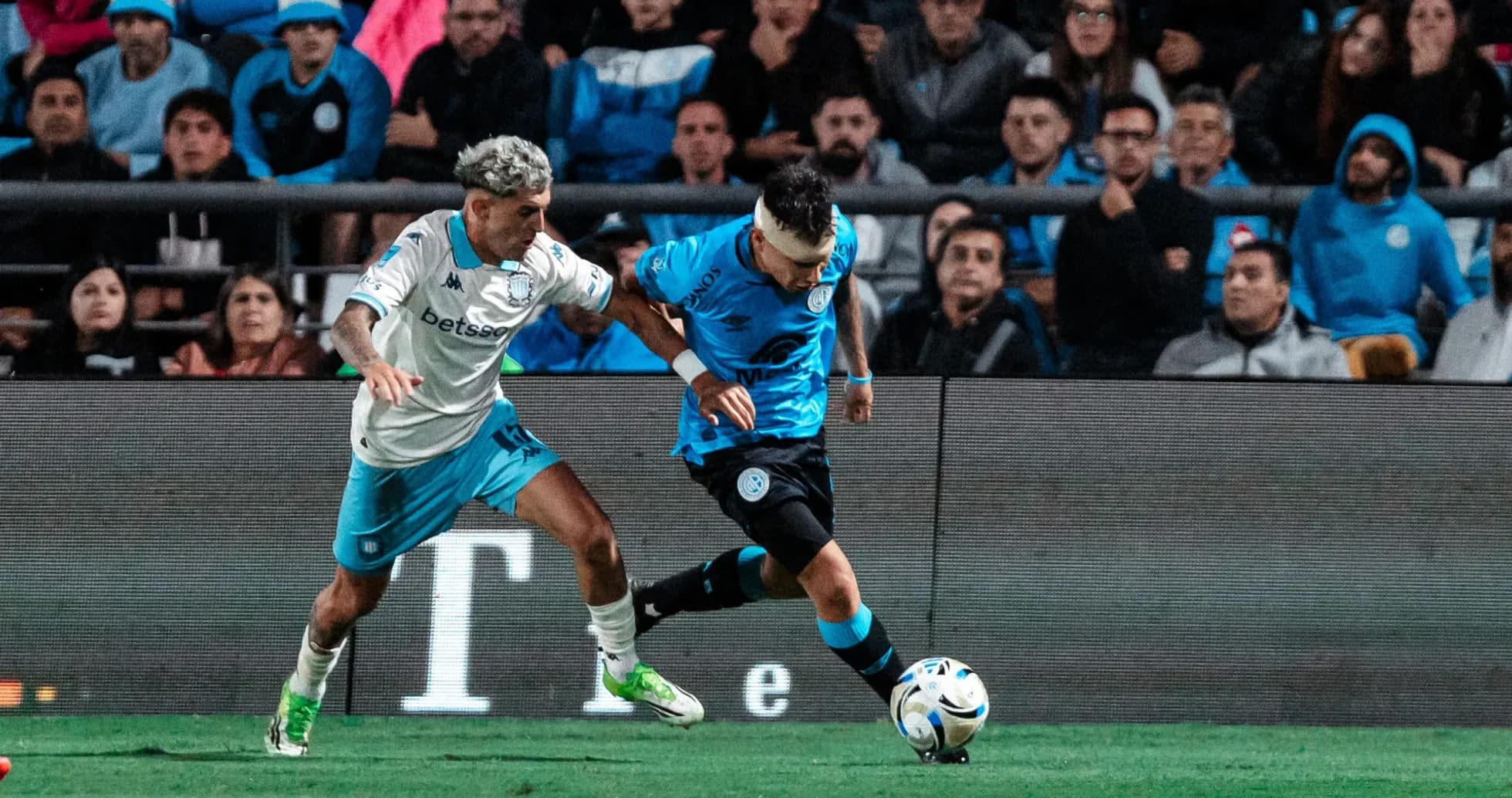 Jugador de Belgrano luchando por el balón Jugador de Belgrano luchando por el balón