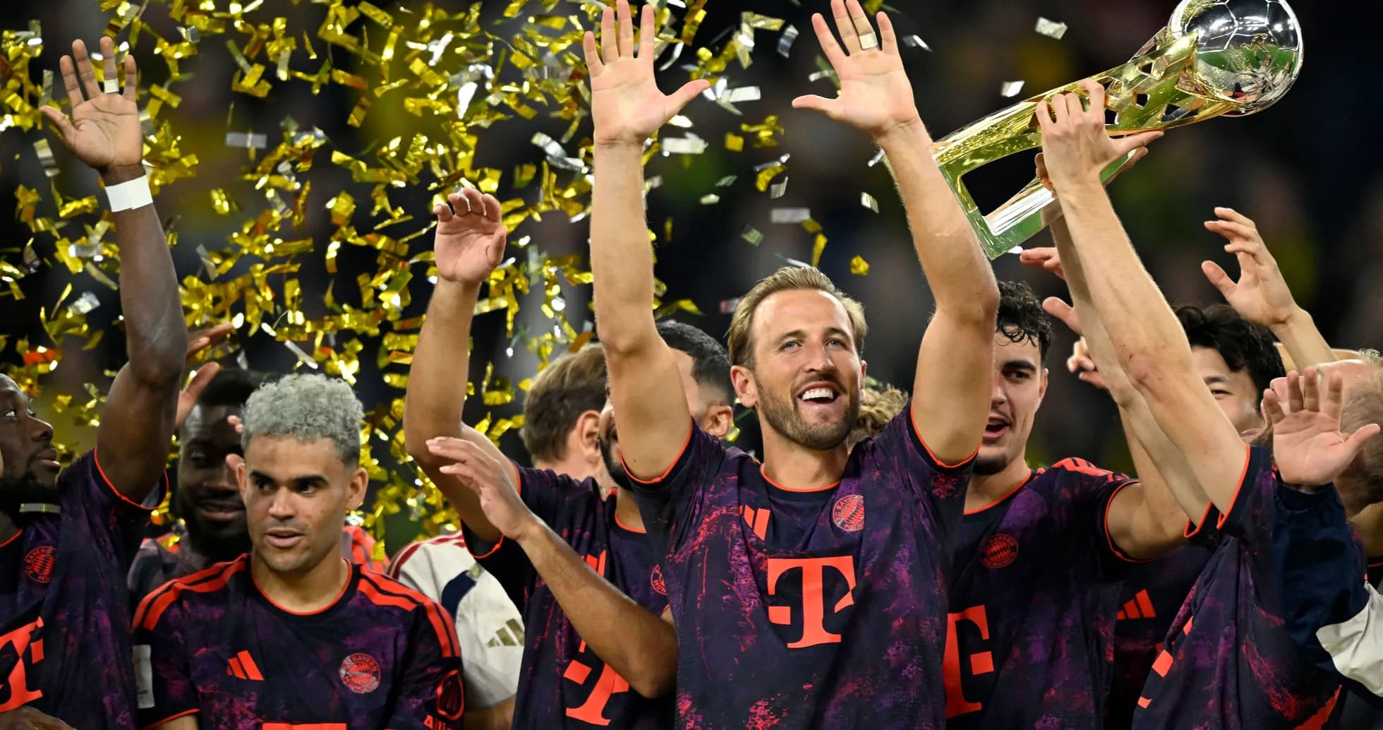 Jugadores de Bayern Múnich celebrando un trofeo Jugadores de Bayern Múnich celebrando un trofeo