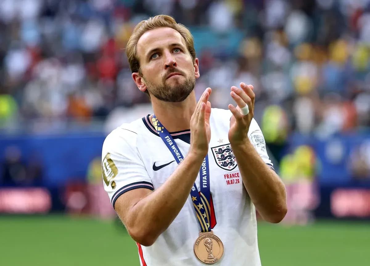 Jugador aplaudiendo con medalla de bronce en cuello Jugador aplaudiendo con medalla de bronce en cuello