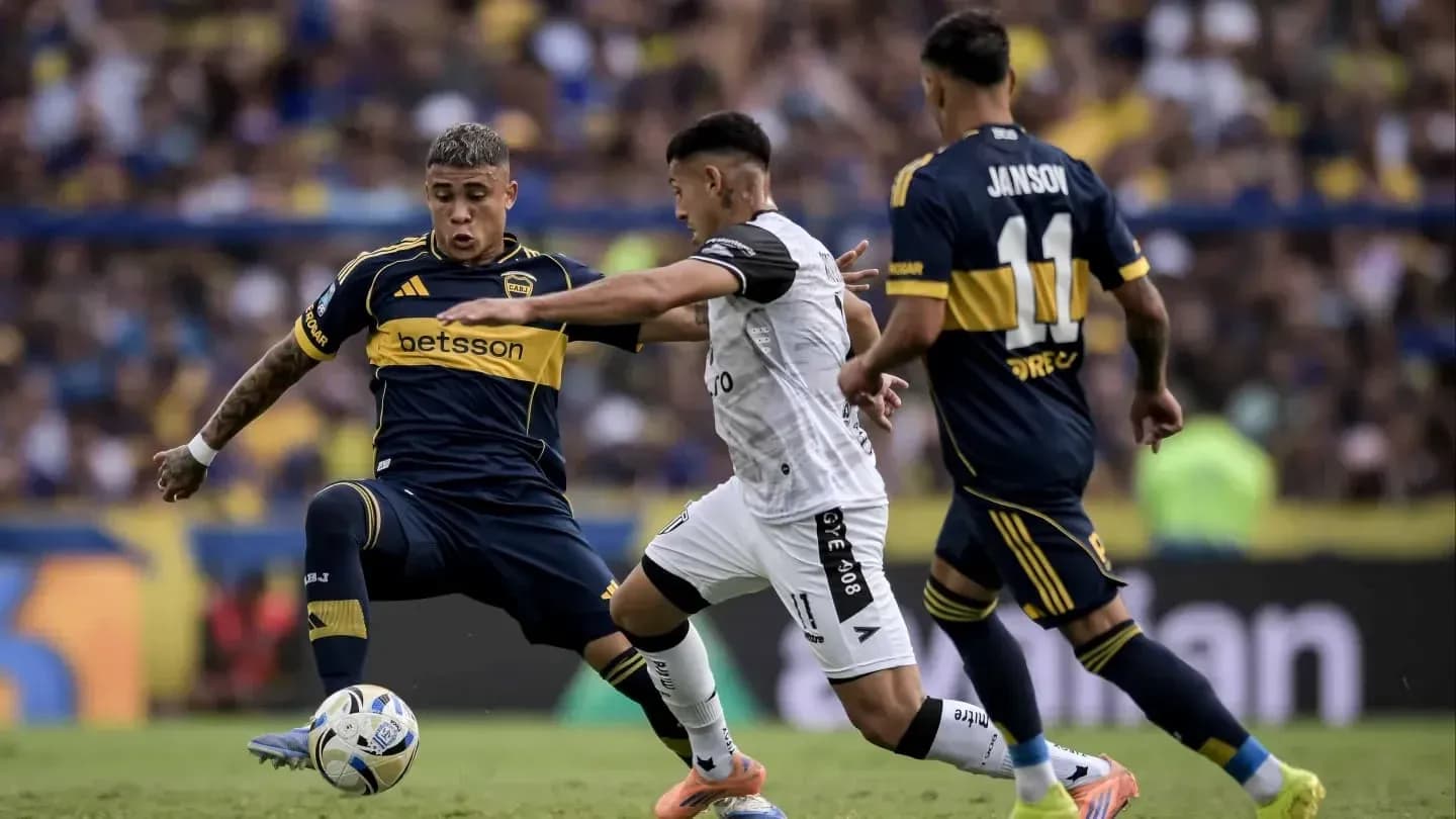 Jugadores de Gimnasia y Boca Juniors en acción Jugadores de Gimnasia y Boca Juniors en acción