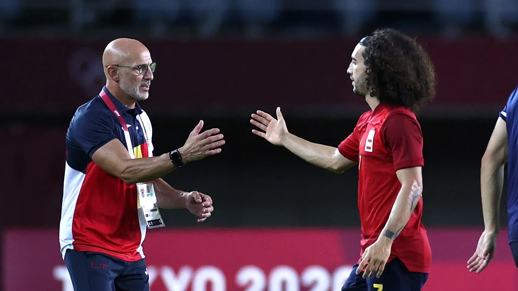 Entrenador saludando a jugador en el campo Entrenador saludando a jugador en el campo