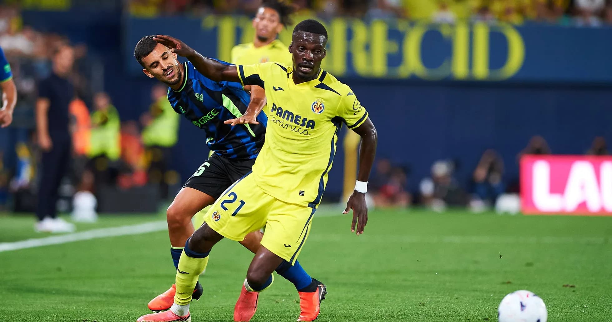 Jugador de Villarreal esquivando a rival en el partido Jugador de Villarreal esquivando a rival en el partido
