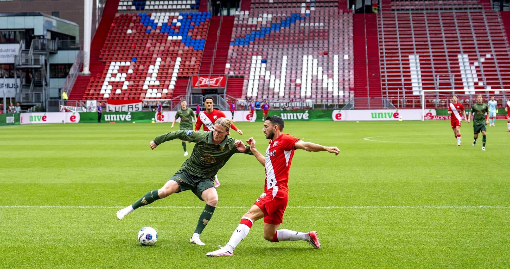 Jugador intentando driblar a un oponente en el partido Jugador intentando driblar a un oponente en el partido