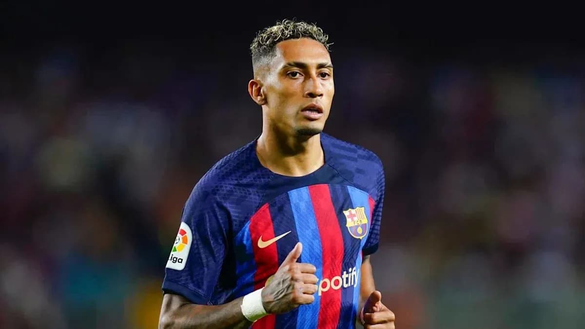 Jugador de Barcelona corriendo en el campo de juego Jugador de Barcelona corriendo en el campo de juego
