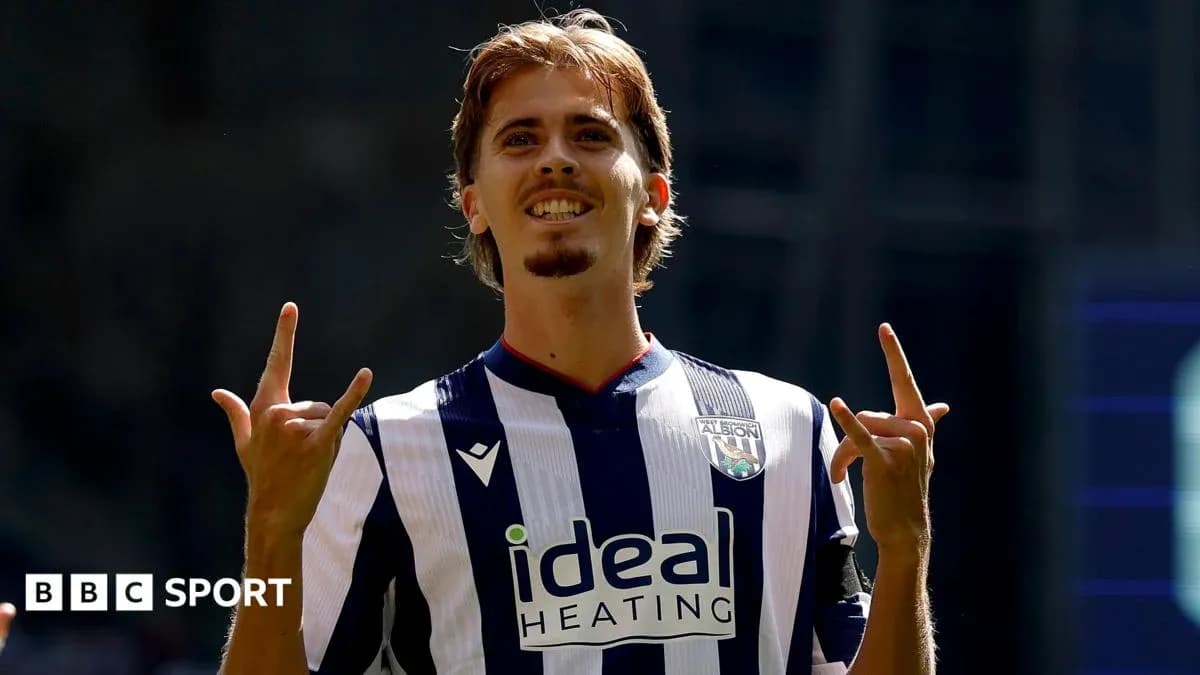 Jugador celebrando con la camiseta de West Bromwich Albion Jugador celebrando con la camiseta de West Bromwich Albion