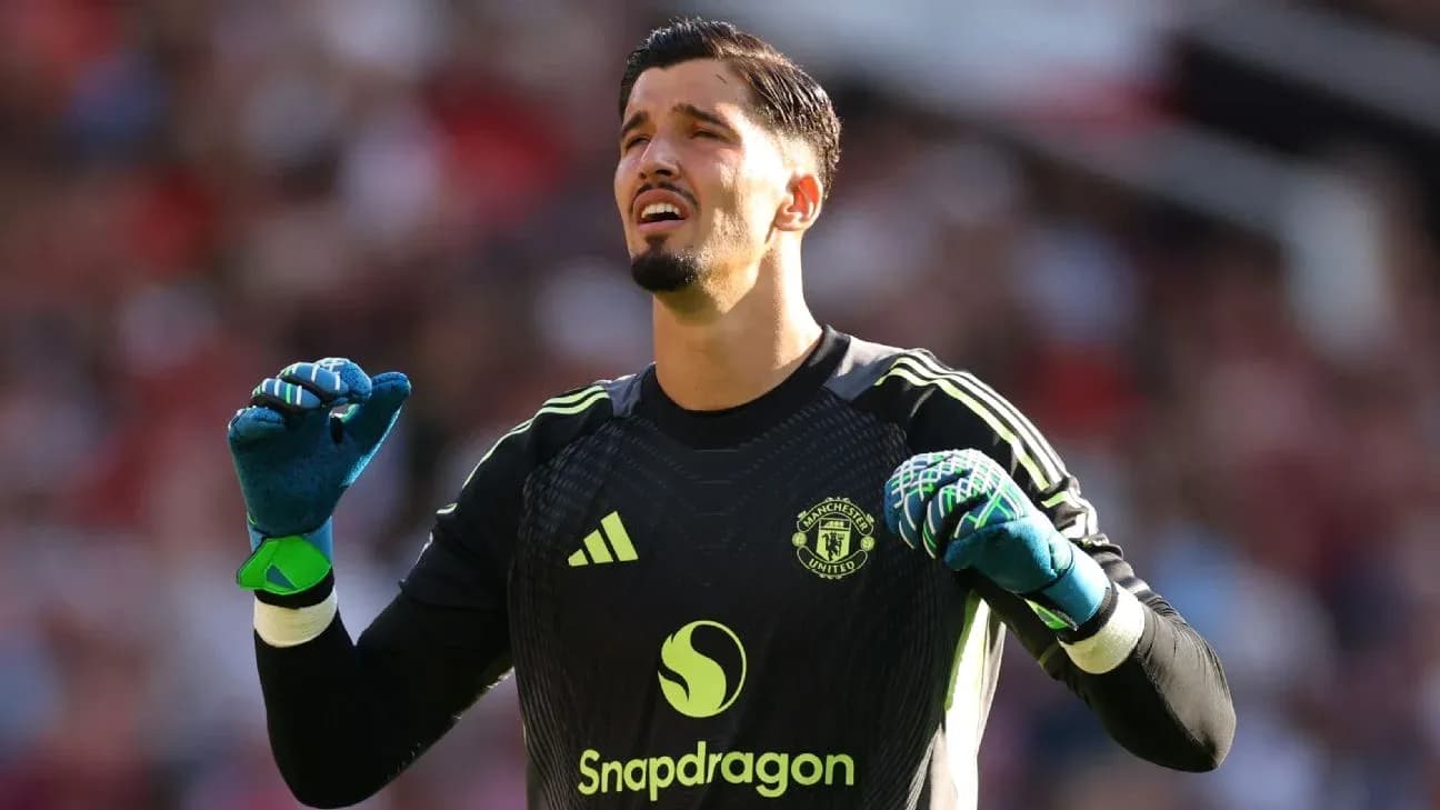 Portero de Manchester United levantando los brazos en señal Portero de Manchester United levantando los brazos en señal