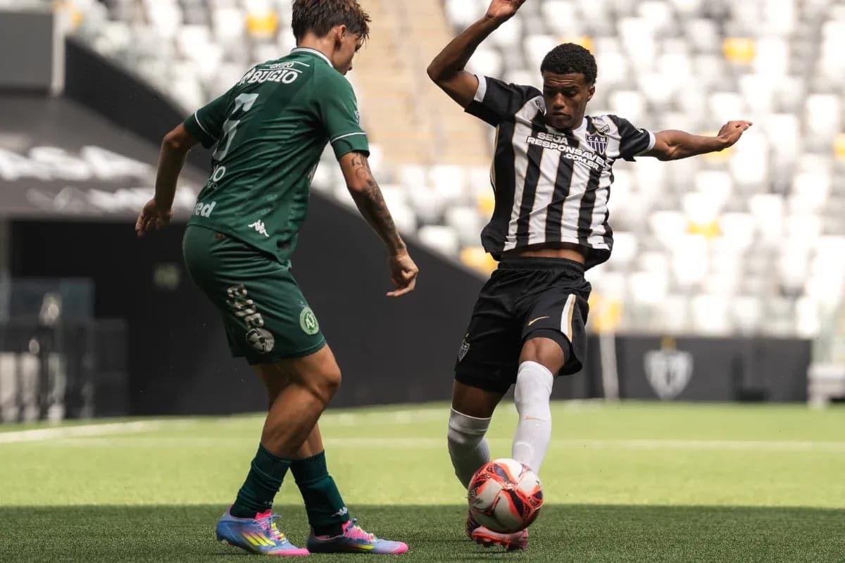 Jugadores de Atletico-MG y Chapecoense en acción Jugadores de Atletico-MG y Chapecoense en acción