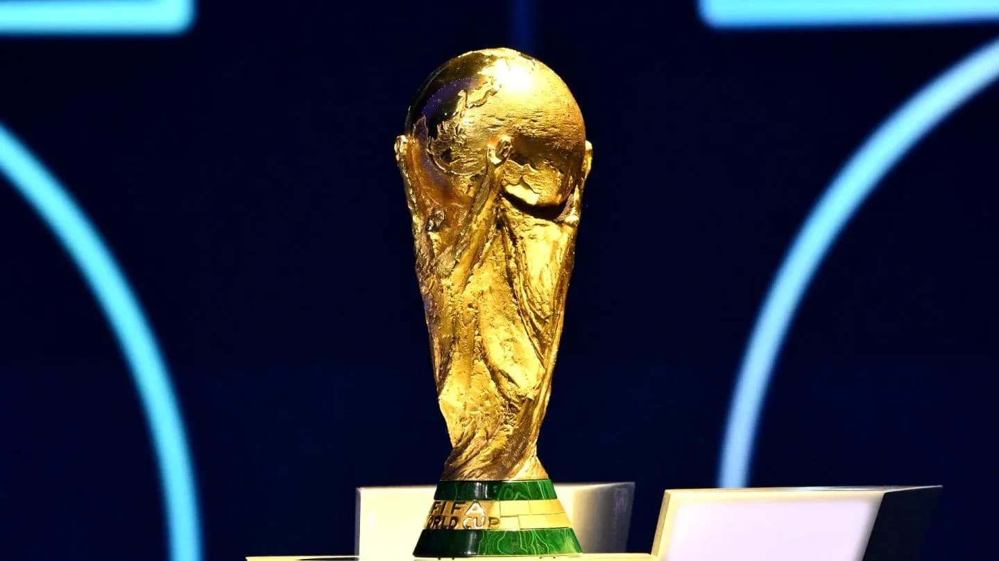 Trofeo de la Copa Mundial de la FIFA en pedestal Trofeo de la Copa Mundial de la FIFA en pedestal