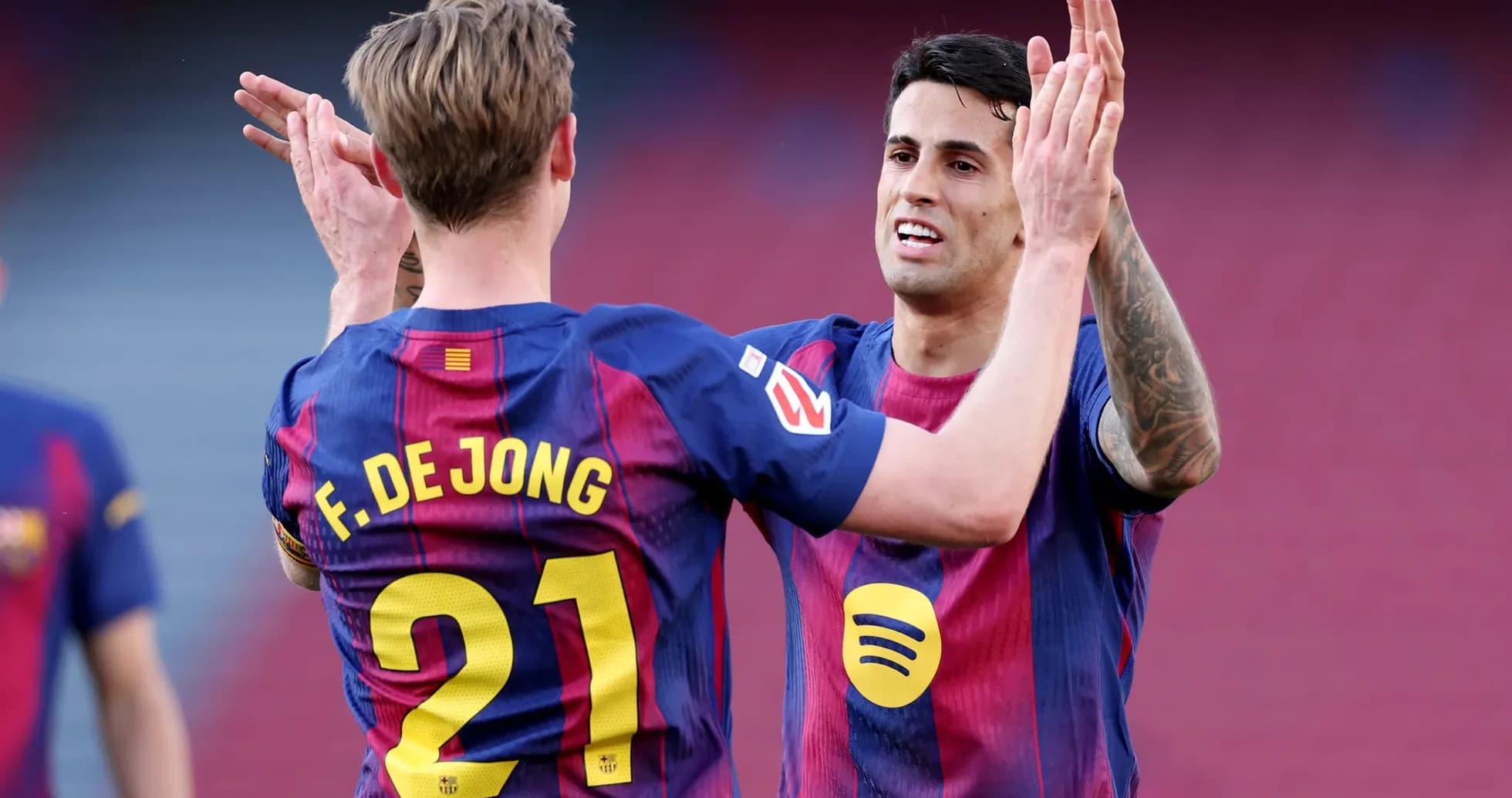 F. De Jong y compañero celebrando un gol F. De Jong y compañero celebrando un gol