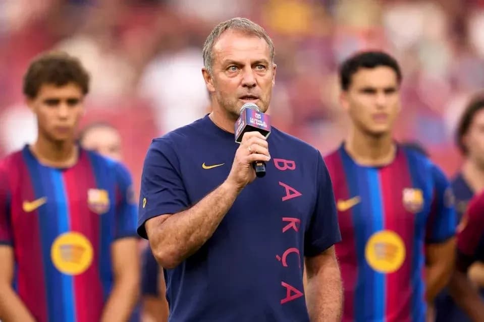 Entrenador hablando en evento con jugadores del Barça Entrenador hablando en evento con jugadores del Barça