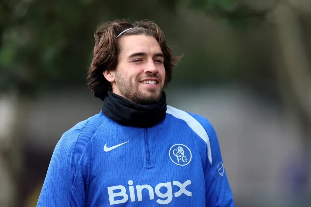 Jugador sonriente durante entrenamiento en campo Jugador sonriente durante entrenamiento en campo