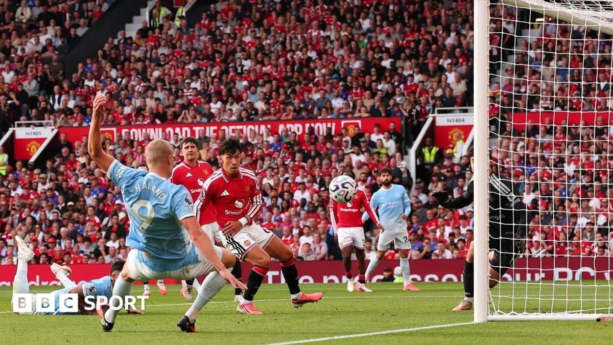 Jugadores de Manchester City y Manchester United en acción Jugadores de Manchester City y Manchester United en acción