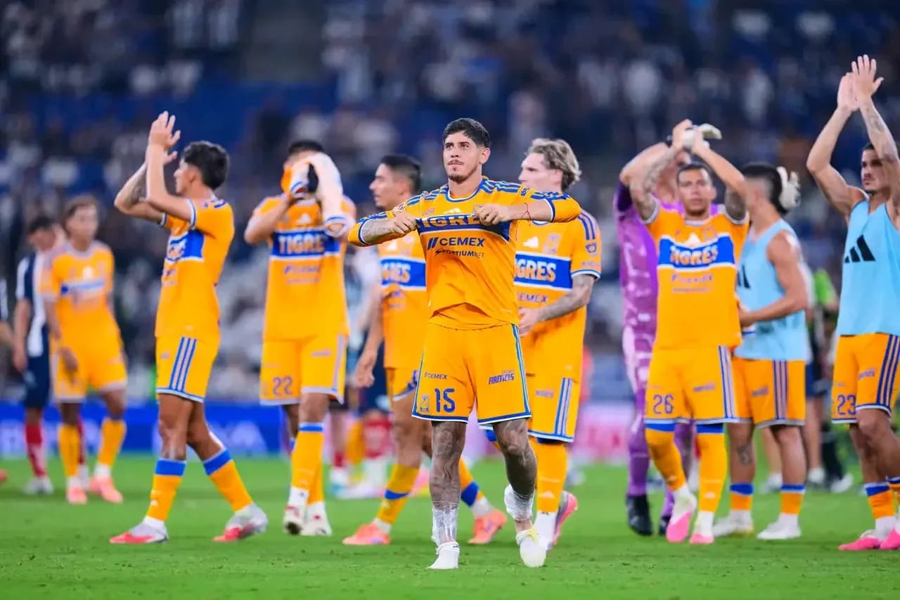 Jugadores de Tigres UANL celebrando en el campo Jugadores de Tigres UANL celebrando en el campo