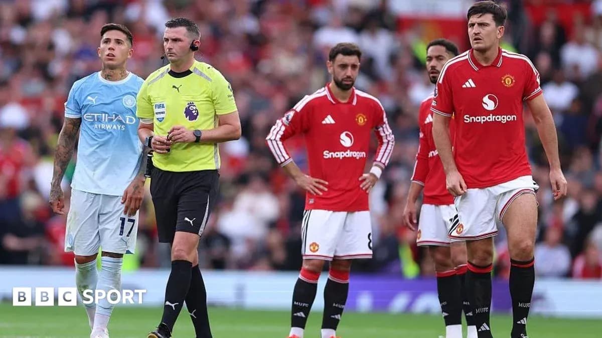 Jugadores de Manchester United y árbitro durante el partido Jugadores de Manchester United y árbitro durante el partido