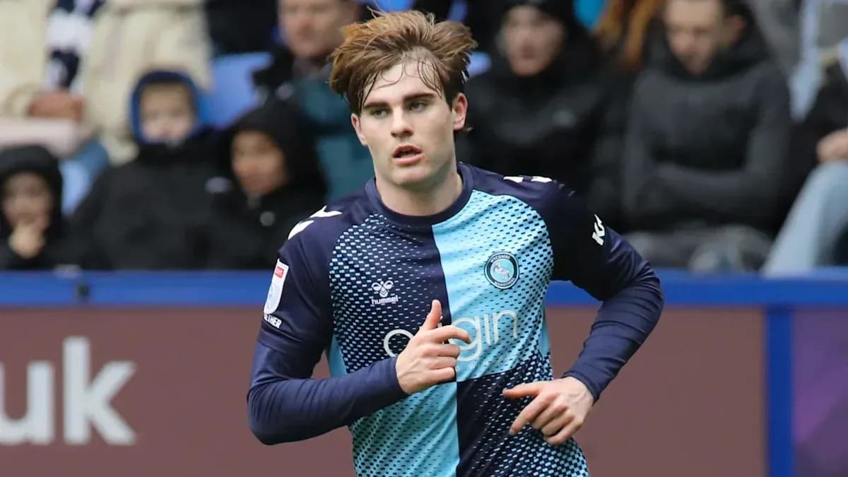 Jugador de Wycombe Wanderers corriendo en el campo Jugador de Wycombe Wanderers corriendo en el campo