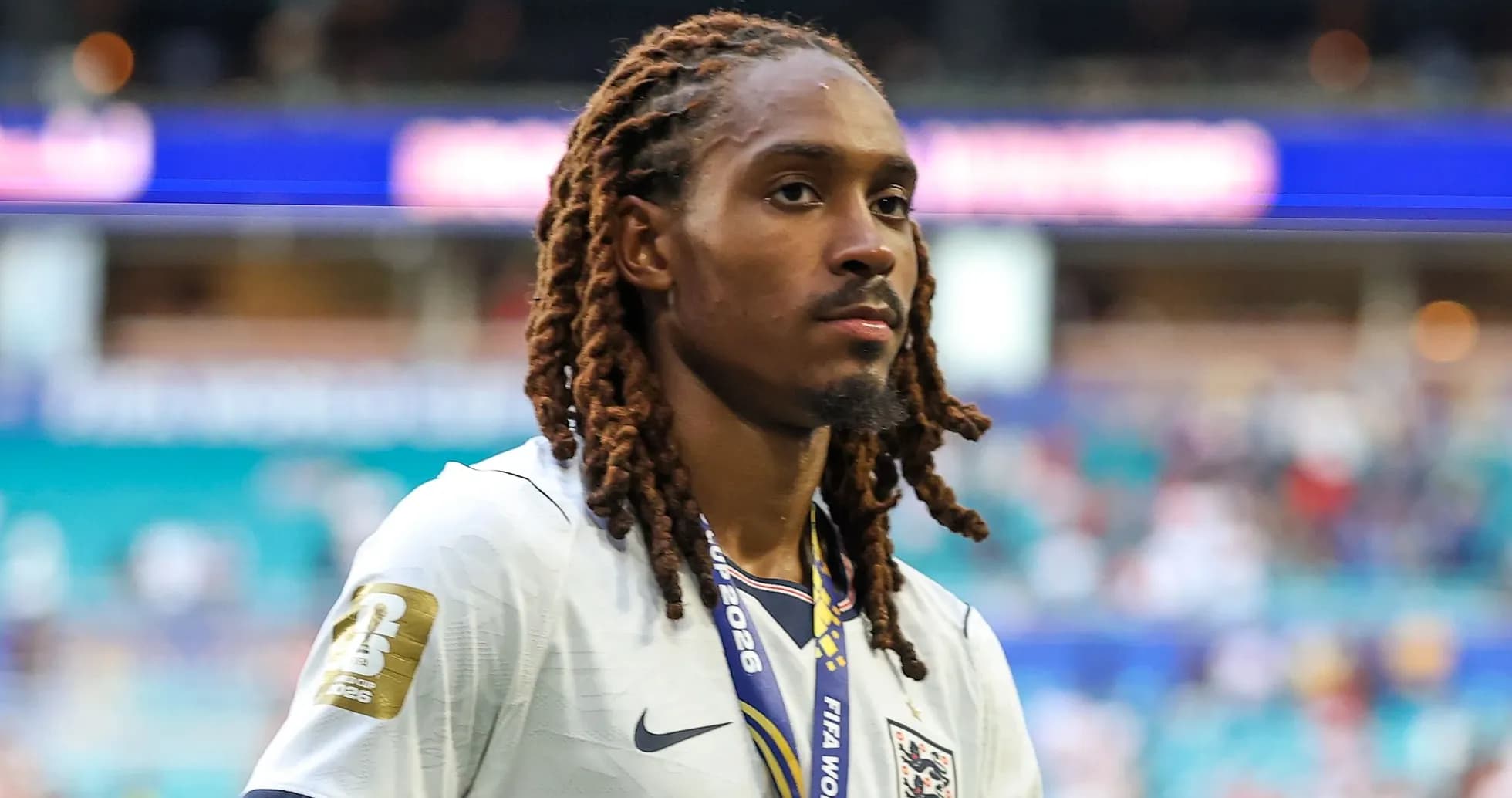 Jugador de Inglaterra con medalla tras partido Jugador de Inglaterra con medalla tras partido