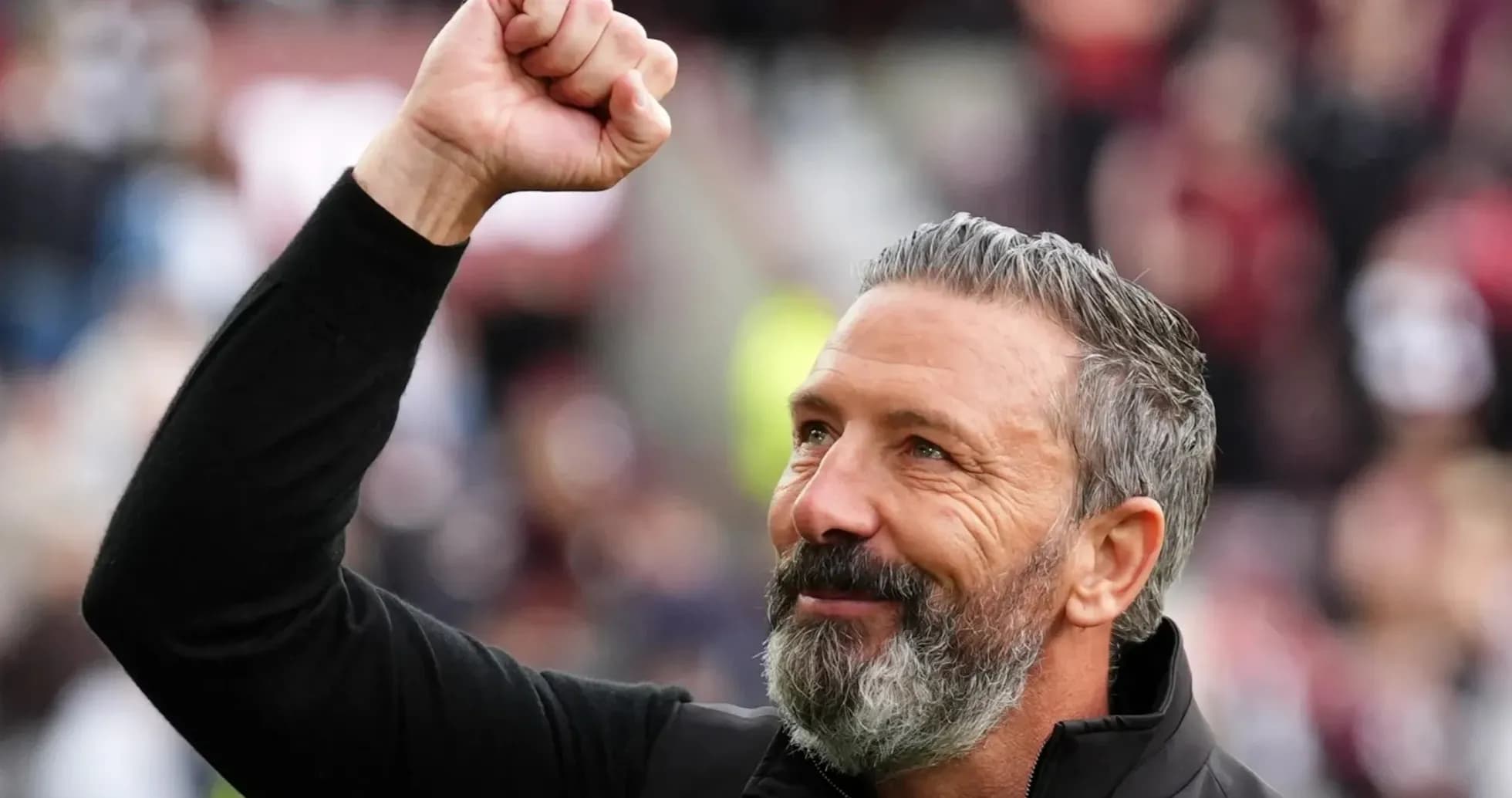 Entrenador levantando el puño en celebración Entrenador levantando el puño en celebración