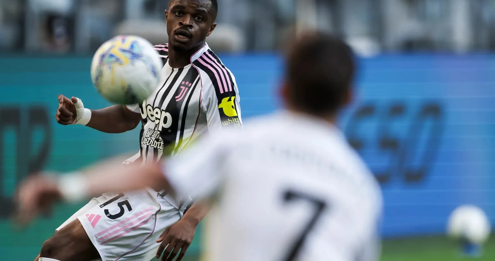 Jugador de Juventus controlando el balón durante partido Jugador de Juventus controlando el balón durante partido